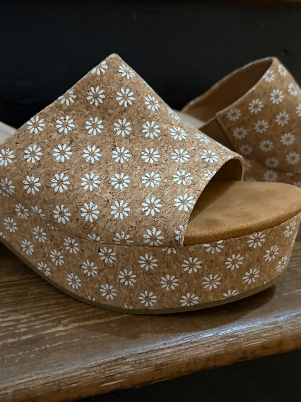 Report Tan Platform Slides with White Daisy Pattern